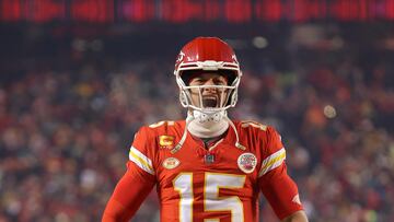 KANSAS CITY, MISSOURI - JANUARY 13: Quarterback Patrick Mahomes pumps up the crowd prior to the start of the AFC Wild Card Playoff game against the Miami Dolphins at GEHA Field at Arrowhead Stadium on January 13, 2024 in Kansas City, Missouri.   Jamie Squire/Getty Images/AFP (Photo by JAMIE SQUIRE / GETTY IMAGES NORTH AMERICA / Getty Images via AFP)