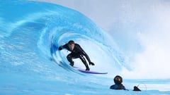 El surfista hispanobrasile&ntilde;o Vicente Romero surfeando un tubo en la piscina de olas de Ala&iuml;a Bay (Alpes, Suiza), durante los tests realizados por Wavegarden. 