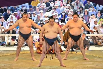 Los mejores luchadores de sumo participan en el 'Honozumo', una exhibición anual ante miles de espectadores en el Santuario Yasukuni.