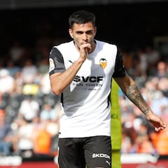 El Valencia gana al Celta, su afición golea a Peter Lim