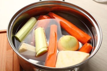 Hierve durante unos 40 minutos puerro, apio, zanahoria y cebolla en abundante agua. Cuela y bebe el caldo caliente. Es ideal para hidratarse y dar descanso al organismo.