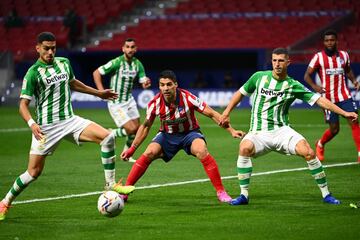 Luis Suárez entre Bartra y Guido.