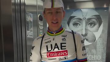 Pogacar ya presume de su ansiado maillot arcoíris