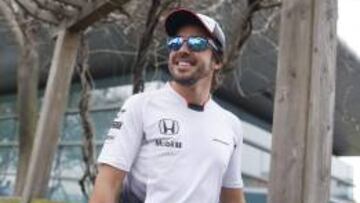 Fernando Alonso, sonriente por el paddock de Shanghái.