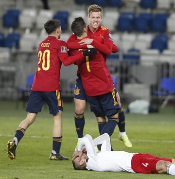 Los jugadores de España celebrando el gol de la victoria de Dani Olmo 