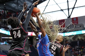 Starr Jacobs, jugadora de las Ole Miss Rebels, se levanta para buscar la canasta ante la defensa de Ruthie Mbuga, de las Jackson State Lady Tigers, durante el derbi universitario en Misisipi. La potencia y la energ赤a del salto hace que el espectacular pelo de la primera se desate y parezca que tiene vida propia.