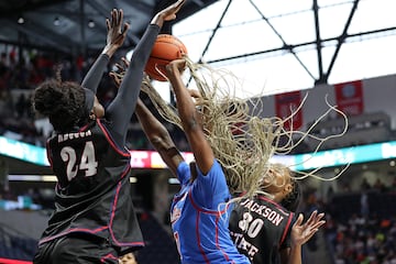 Starr Jacobs, jugadora de las Ole Miss Rebels, se levanta para buscar la canasta ante la defensa de Ruthie Mbuga, de las Jackson State Lady Tigers, durante el derbi universitario en Misisipi. La potencia y la energía del salto hace que el espectacular pelo de la primera se desate y parezca que tiene vida propia.
