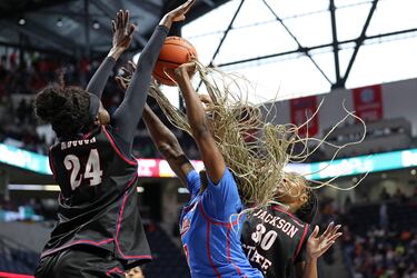 Starr Jacobs, jugadora de las Ole Miss Rebels, se levanta para buscar la canasta ante la defensa de Ruthie Mbuga, de las Jackson State Lady Tigers, durante el derbi universitario en Misisipi. La potencia y la energía del salto hace que el espectacular pelo de la primera se desate y parezca que tiene vida propia.
