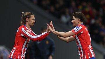 Soccer Football - LaLiga - Atletico Madrid v RCD Mallorca - Metropolitano, Madrid, Spain - February 1, 2025 Atletico Madrid's Antoine Griezmann comes on as a substitute to replace Atletico Madrid's Julian Alvarez REUTERS/Isabel Infantes