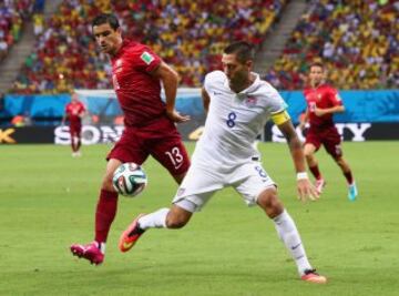 Clint Dempsey y Ricardo Costa.