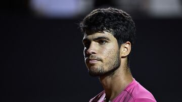 El tenista español Carlos Alcaraz reacciona durante la final del Torneo de Río de Janeiro.