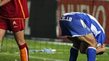 <b> EN PICADO. </b> Mal se le ponen las cosas a un Málaga que dio una pésima imagen y por el desconcierto que muestra el entrenador, Antonio Tapia, que no acierta tampoco con los cambios.