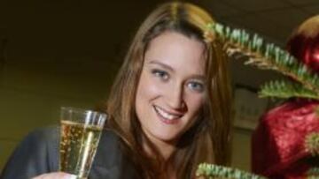 <b>LA CHICA DE ORO. </b>Belmonte brinda por una Feliz Navidad junto al árbol del CAR de Sant Cugat, uno de los centros de entrenamiento que le ha ayudado a este éxito.