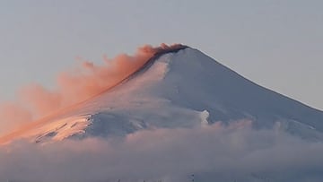 Así amaneció hoy el Volcán Villarrica: el video que muestra densa fumarola rojiza y se mantiene el riesgo de erupción