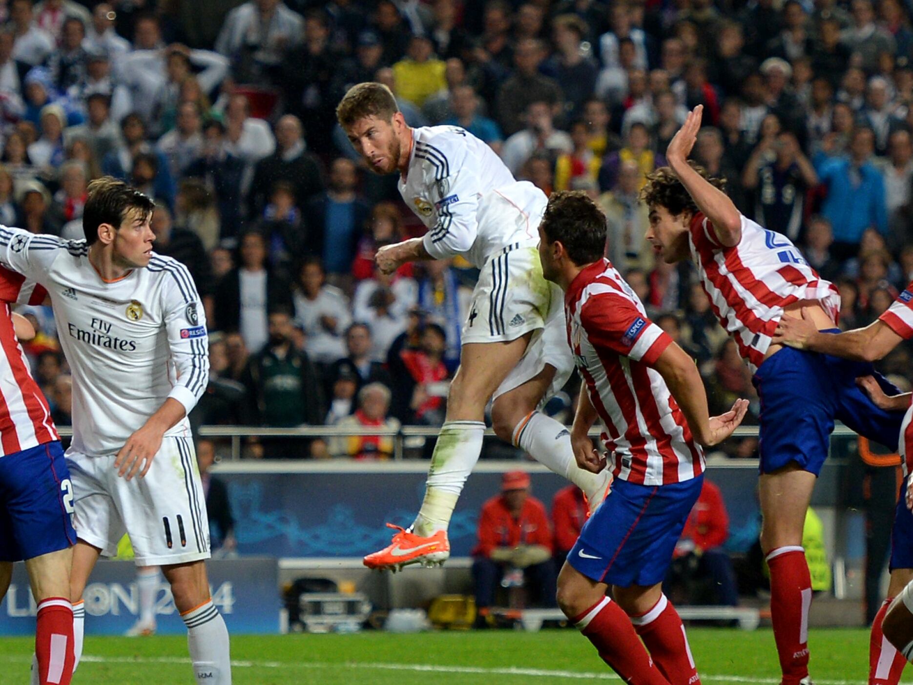 LISBON, PORTUGAL - MAY 24:  Sergio Ramos of Real Madrid heads in their first goal during the UEFA Champions League Final between Real Madrid and Atletico de Madrid at Estadio da Luz on May 24, 2014 in Lisbon, Portugal.  (Photo by Michael Regan/Getty Images) gol cabezazo  PARTIDO FINAL CHAMPIONS LEAGUE LISBOA  REAL MADRID - ATLETICO DE MADRID  PRIMER GOL EMPATE SERGIO RAMOS 1-1  PUBLICADA 01/06/14 NA MA17 3COL