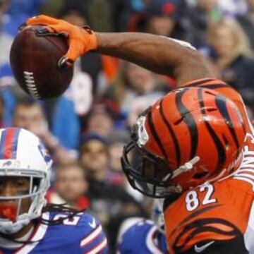 Marvin Jones anota un touchdown después de una increíble acrobacia.