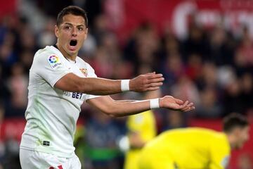 9 años, 5 meses | Hernández pasó de Chivas al Manchester United el 28 de julio del 2010. En su andar estuvo con el Real Madrid, Bayer Leverkusen, West Ham United y ahora está con el Sevilla.