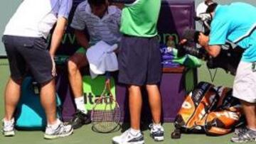 Gilles Simon recibiendo asistencia.