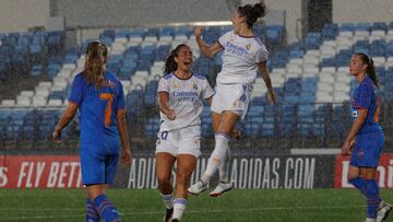 La centrocampista del Real Madrid Esther Gonz&aacute;lez (c) celebra su segundo gol ante el Valencia, durante el partido de Liga Iberdrola femenina disputado en el estadio Alfredo Di St&eacute;fano. EFE/J.J. Guill&eacute;n