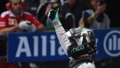 Nico Rosberg levanta el pulgar tras conseguir su primera pole del año en China.