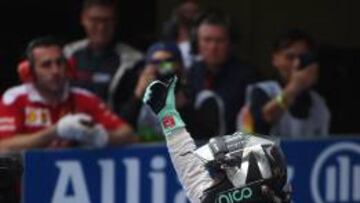 Nico Rosberg levanta el pulgar tras conseguir su primera pole del a?o en China.