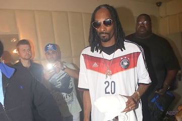 Snoop Dogg hizo una gran amistad con Lukas Podolski, motivo por el cual en la imágen porta la camiseta que el goleador alemán le obsequió.