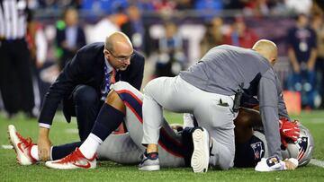 FOXBORO, MA - SEPTEMBER 07: Dont&#039;a Hightower #54 of the New England Patriots is helped by training staff after suffering an injury during the second half against the Kansas City Chiefs at Gillette Stadium on September 7, 2017 in Foxboro, Massachusetts.   Adam Glanzman/Getty Images/AFP
 == FOR NEWSPAPERS, INTERNET, TELCOS &amp; TELEVISION USE ONLY ==