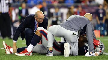 FOXBORO, MA - SEPTEMBER 07: Dont'a Hightower #54 of the New England Patriots is helped by training staff after suffering an injury during the second half against the Kansas City Chiefs at Gillette Stadium on September 7, 2017 in Foxboro, Massachusetts. Adam Glanzman/Getty Images/AFP
== FOR NEWSPAPERS, INTERNET, TELCOS & TELEVISION USE ONLY ==