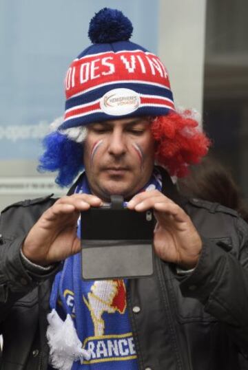 Aficionado francés se retrata durante un partido del Mundial de Rugby.