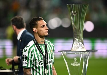 Antony desolado tras recibir la medalla de subcampeones del torneo.