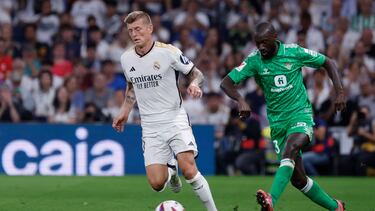 MADRID, 25/05/2024.- El centrocampista alemán del Real Madrid Toni Kroos (i) junto a Youssouf Sabaly, del Betis, durante el partido de la jornada 38 de LaLiga que Real Madrid y Real Betis disputan hoy sábado en el estadio Santiago Bernabéu, en Madrid. EFE/Javier Lizón