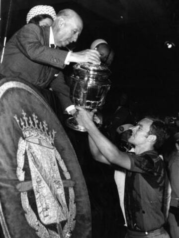 Zaldua recogiendo la Copa del Generalísimo de manos de Franco