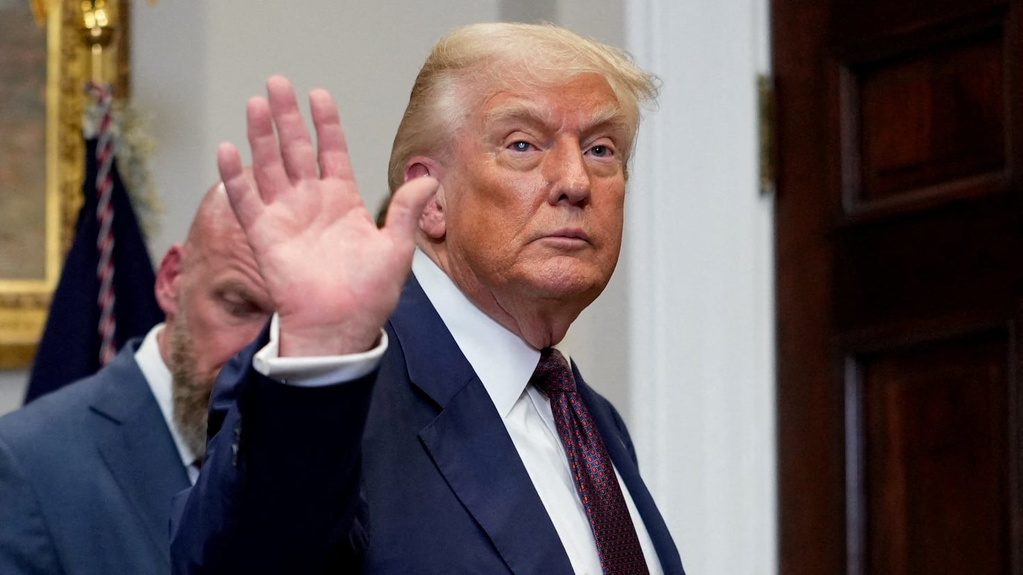 Trump pone a los estudiantes a hacer sentadillas y flexiones