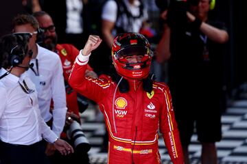 Carlos Sainz celebra su victoria en el Gran Premio de Australia. El piloto madrileño consiguió adelantar varias posiciones en la clasificación tras perderse por apendicitis el GP de Arabia Saudí.