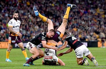 Este tackle fue capturado en la liga australiana de rugby entre Sea Eagles y Broncos. Partido jugado en Brisbane. (Photo by Bradley Kanaris/Getty Images).