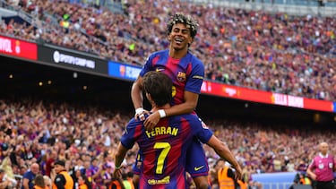 Ferran Torres celebra con Lamine Yamal el 2-0 al Espanyol. 