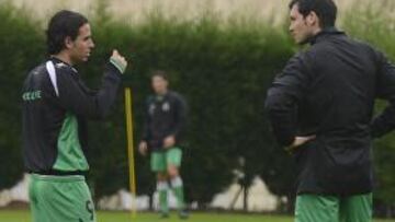 <b>TRADUCTOR. </b>Assulin, en ingl¨¦s, intent¨® ayudar al alem¨¢n en el entrenamiento. Fue en vano.