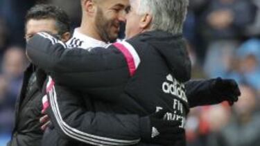 Benzema abraza a Carlo Ancelotti al ser sustituido.