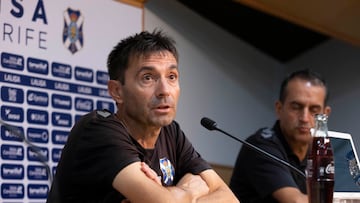 GRAFCAN8430. SANTA CRUZ DE TENERIFE, 13/10/2023.- El entrenador del Club Deportivo Tenerife, Asier Garitano, compareció este viernes en rueda de prensa con motivo del partido de la jornada 11 de la liga Hipermotion que enfrentará a su equipo con el Mirandes C.F. EFE/ Miguel Barreto
