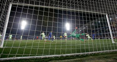 1-1. Tras varios centros al área del Barcelona, Couba da Costa remata el último, desvía Iñaki Peña con la mano y Mauro Arambarri atento marca el gol del empate.