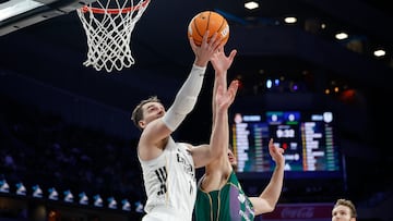 MADRID, 28/12/2025.-El jugador del Real Madrid M. Hezonja, y el jugador del Unicaja J. Barreiro, durante el partido de la jornada 12 de la Liga Endesa de baloncesto entre el Real Madrid y el Unicaja, este domingo en Madrid.-EFE/ Mariscal