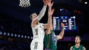 MADRID, 28/12/2025.-El jugador del Real Madrid M. Hezonja, y el jugador del Unicaja J. Barreiro, durante el partido de la jornada 12 de la Liga Endesa de baloncesto entre el Real Madrid y el Unicaja, este domingo en Madrid.-EFE/ Mariscal