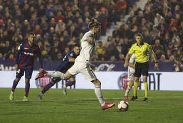 El jugador del Real Madrid, Bale, marca de penalti el definitivo 1-2.