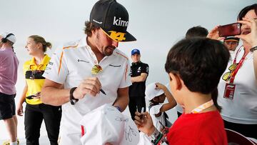 Fernando Alonso firmando autógrafos.