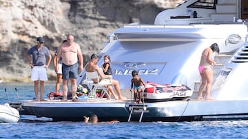 Cristiano Ronaldo disfruta con su familia de un día en barco por las aguas ibicencas. 