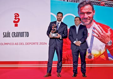 Premio Olímpico As del Deporte 2024 a Saúl Craviotto com el español más laureado. El piragüista posa con el trofeo que ha recibido de manos de Pedro Rico, director generla de VITHAS.