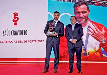 Premio Olímpico As del Deporte 2024 a Saúl Craviotto com el español más laureado. El piragüista posa con el trofeo que ha recibido de manos de Pedro Rico, director generla de VITHAS.