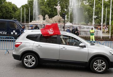 Algunos aficionados del Atltico de Madrid se acercaron a la fuente madrile?a de Neptuno para celebrar el ttulo de Liga conseguido.