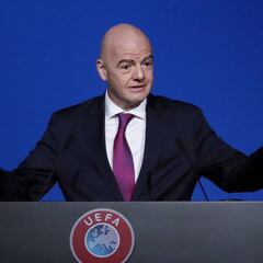 FIFA estudia ampliar contratos y extender la ventana de fichajes