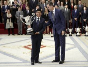 El rey Felipe entrega al ciclista colombiano Nairo Quintana, vencedor del Giro de Italia 2014, el Trofeo Comunidad Iberoamericana, durante la ceremonia de entrega de los Premios Nacionales del Deporte 2014.
